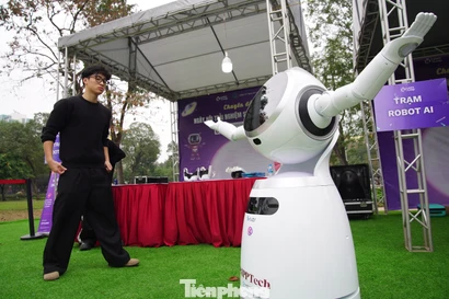 Trạm robot AI hút khách đến công viên trung tâm Hà Nội