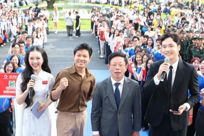 Hàng nghìn sinh viên vỡ òa cùng Hoa hậu Thanh Thủy, nhạc sĩ Nguyễn Văn Chung tại Chủ Nhật Đỏ