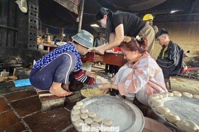 Đi chợ Tết ở quê: Thích nhất được ăn quà