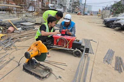 Hà Nội: Công nhân làm việc xuyên Tết trên công trường Vành đai 1