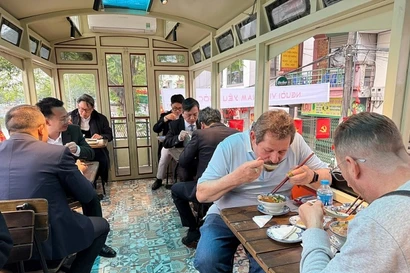 Đám cưới xưa, ăn phở, cà phê trên 'tàu điện leng keng' tại Hà Nội