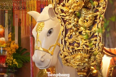 Hàng nghìn người đổ về đền Bạch Mã xin lộc