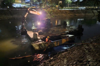 Hà Nội: Xuyên đêm nạo vét bùn trên sông Kim Ngưu