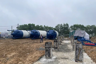 Hà Nội: Lợi dụng nghỉ Tết, trạm bê tông trái phép xuất hiện trên đất bãi sông Hồng 