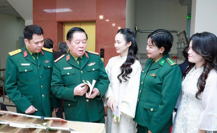 Đại tướng Nguyễn Trọng Nghĩa - Ủy viên Bộ Chính trị, Bí thư T.Ư Đảng, Chủ nhiệm Tổng cục Chính trị Quân đội Nhân dân Việt Nam - tham quan trưng bày ấn phẩm của NXB Quân đội nhân dân. Đại tướng Nguyễn Trọng Nghĩa chủ trì buổi gặp mặt văn nghệ sĩ.