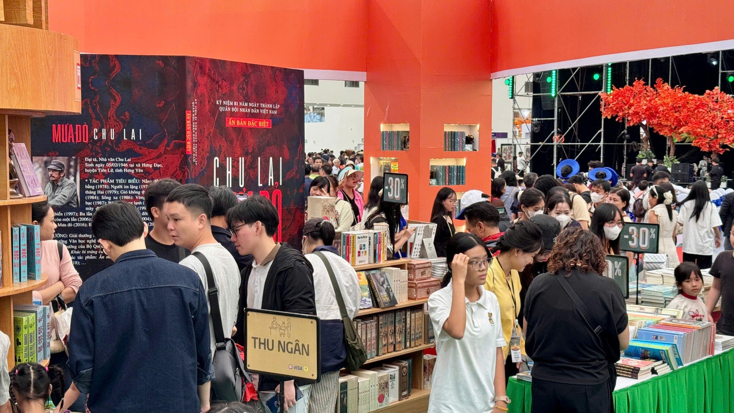 Tiểu thuyết Mưa đỏ bán được hơn 90.000 bản trong năm 2025. Tiểu thuyết Mưa đỏ đã tiêu thụ hơn 90.000 bản, khẳng định sức hút của văn học chiến tranh.