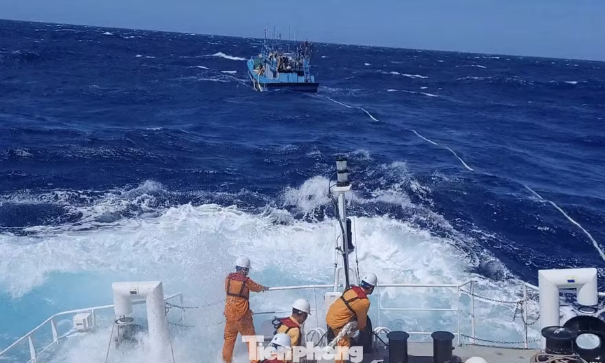 Đưa 9 ngư dân cùng tàu cá gặp nạn trên vùng biển Hoàng Sa về bờ an toàn