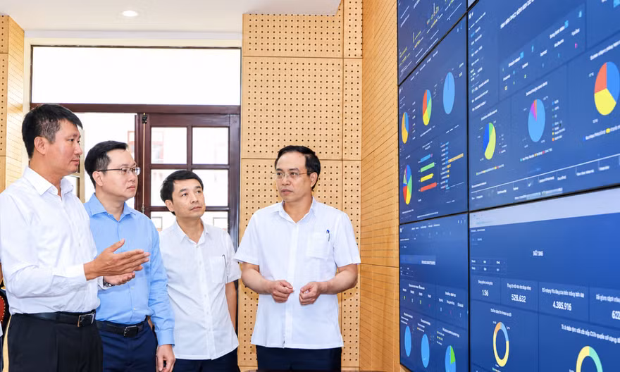Bí thư Ninh Bình thị sát ứng dụng công dân số, phát hiện nhiều chỉ tiêu vẫn nhập thủ công