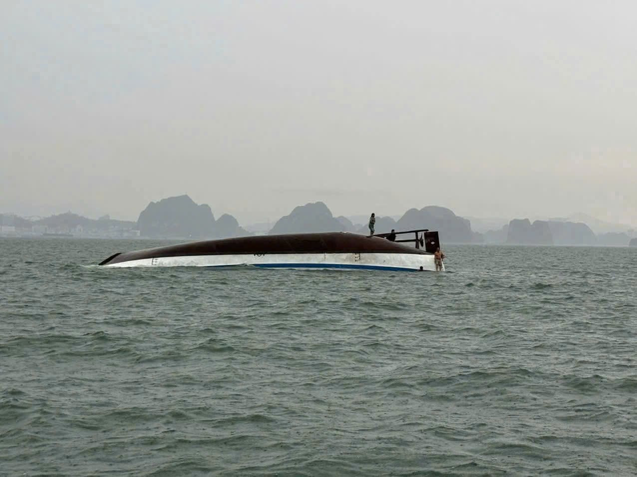 Lật tàu tham quan vịnh Hạ Long, nhiều người mất tích | Báo điện tử Tiền  Phong