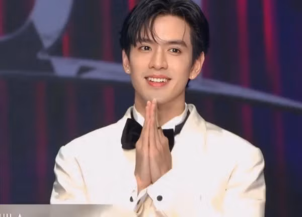 nam-than-bung-no-nhan-sac-fan-phat-sot-khi-lam-giam-khao-miss-universe-thailand-8ec-7214538.jpg