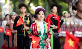 Dàn trai xinh gái đẹp Thủ đô diện cổ phục Việt xuống phố