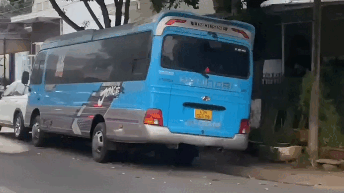 Đắk Lắk: Tài xế bỏ mặc xe khách trước nhà dân suốt 7 tháng