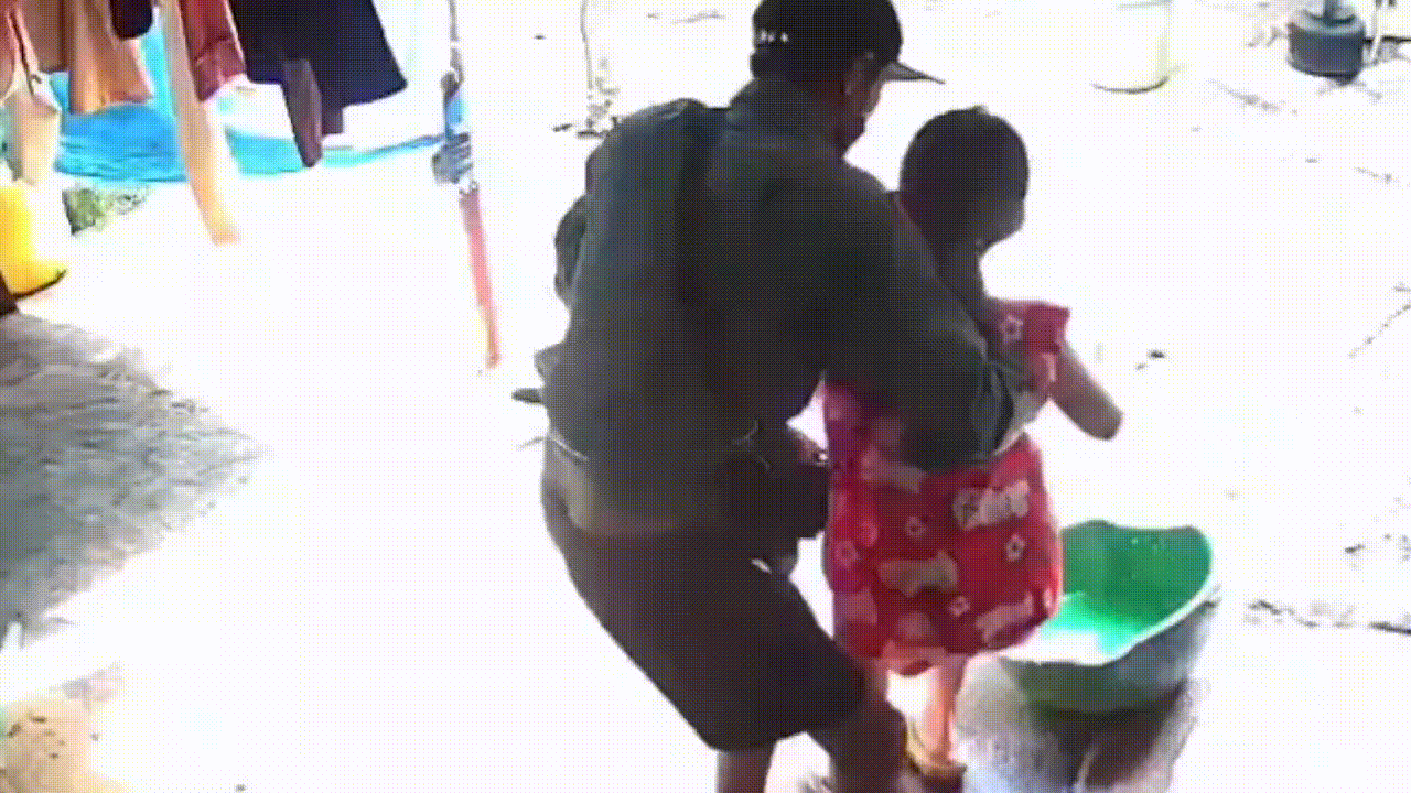 Clip: Bị người đàn ông lạ lẻn vào nhà ôm bế, bé gái giãy giụa kêu cứu