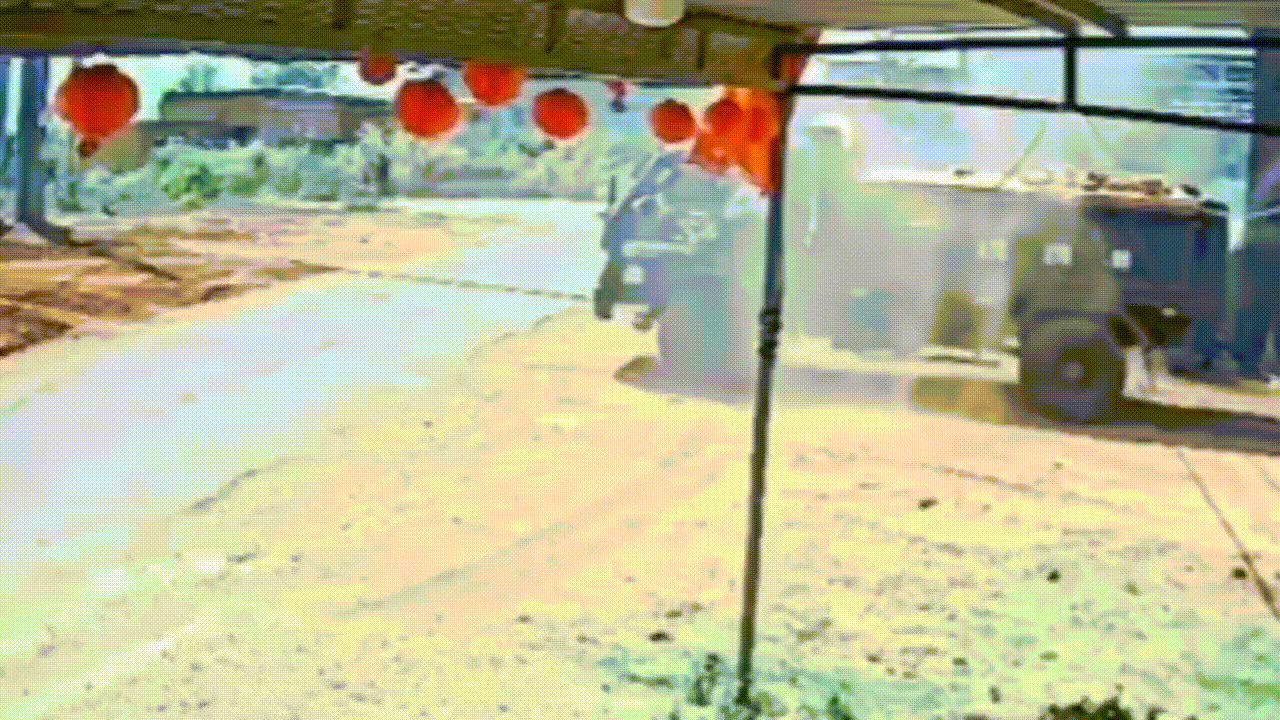 Người đi xe máy lộn nhào xuống đường vì dây cáp 'bẫy' ngang lối đi