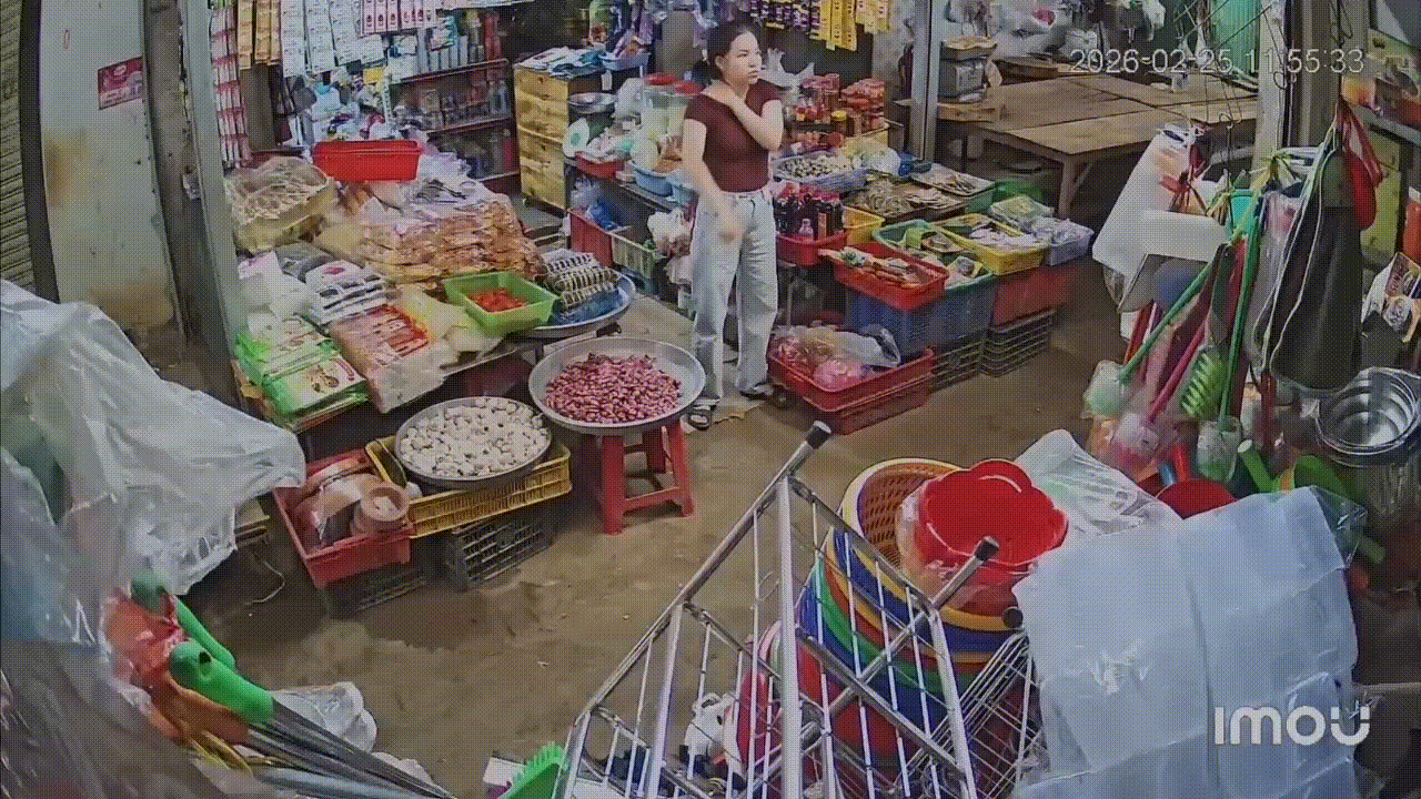 CLIP: Nữ chủ tiệm tạp hóa ngất xỉu sau khi tiếp xúc 2 người lạ