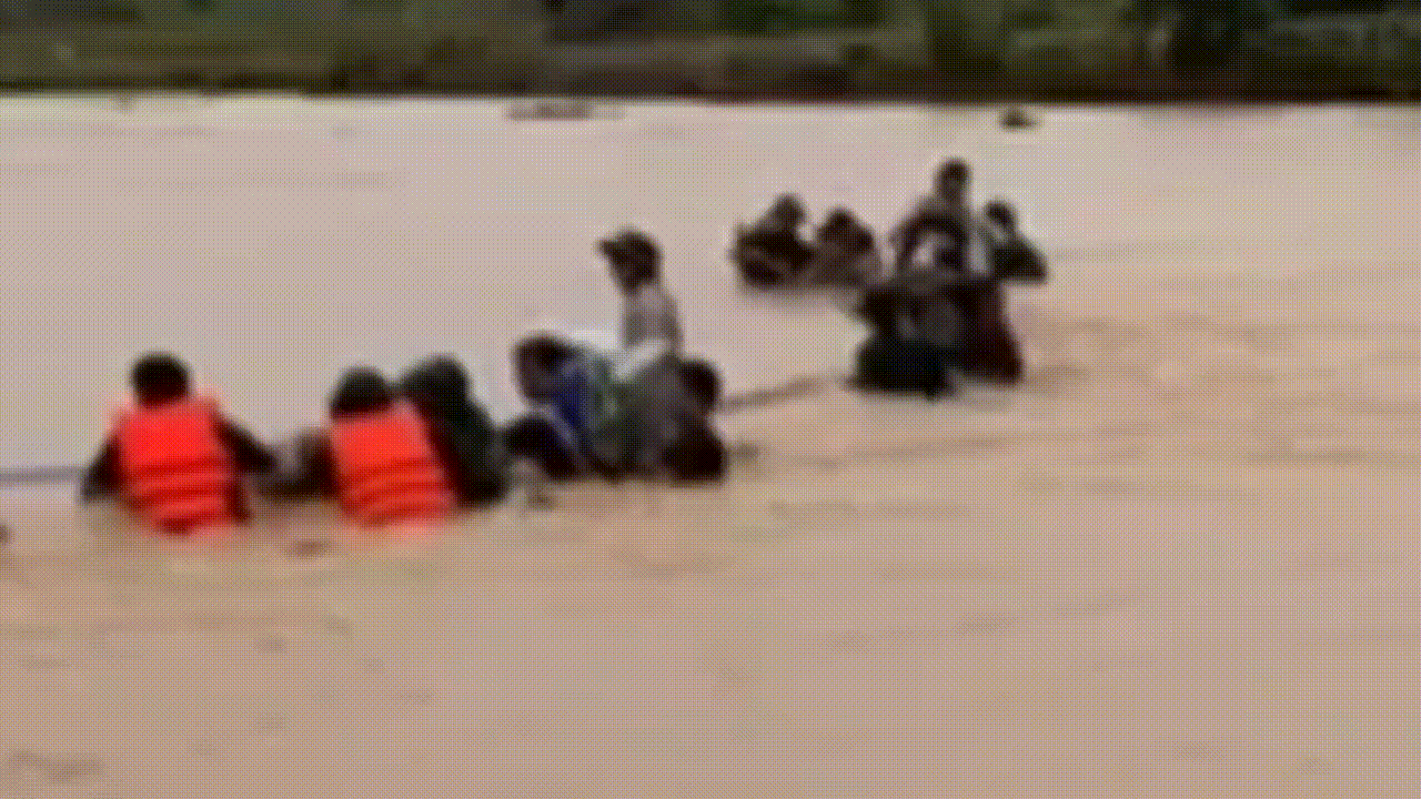 Kéo dây cáp cứu người giữa dòng lũ, sơ tán khẩn 200 dân bị cô lập