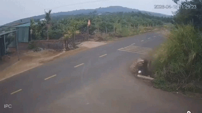 Công an điều tra vụ nam thanh niên lao xe xuống mương tử vong ở Đắk Lắk