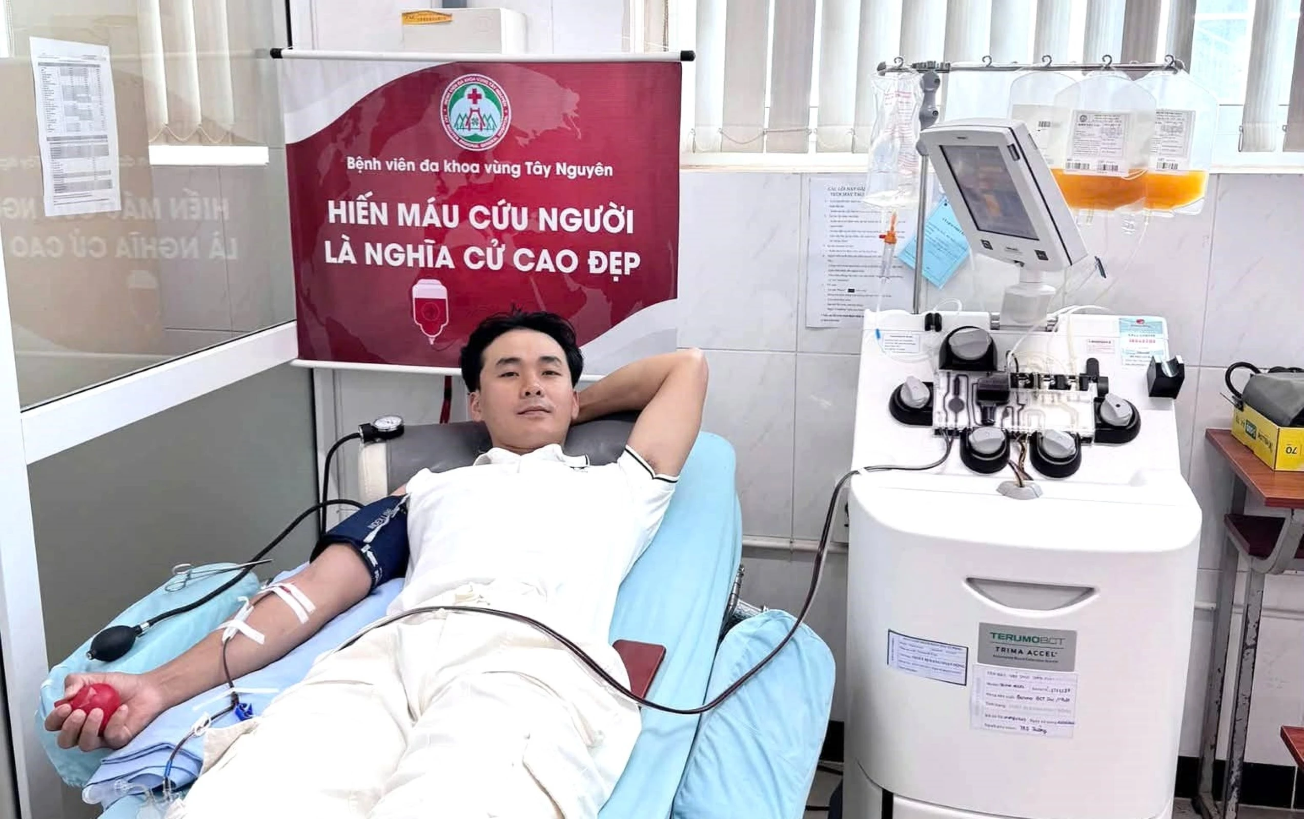 Những tình nguyện viên hiến máu không ngủ đêm Tết để cứu người lạ