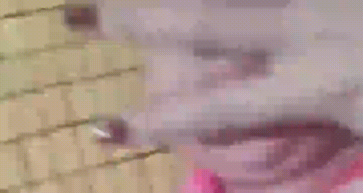 Phẫn nộ clip bé 1 tuổi bị bóp mặt đến nghẹt thở, khóc đỏ người