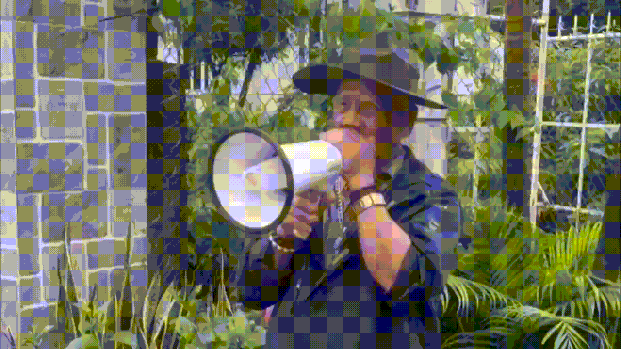 Clip cụ ông 78 tuổi hỏng một bên mắt cầm loa đến khắp thôn nhắc bà con đi bầu cử