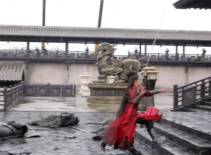 Lý Thấm lăn xả trên phim trường. Lý Thấm lăn xả trên phim trường.