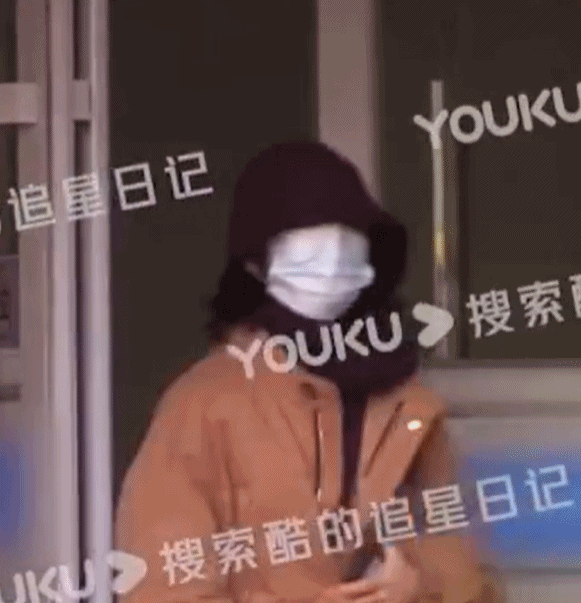 Nhiều người cũng thấy dáng đi của cô gái rất giống Trương Tử Phong.