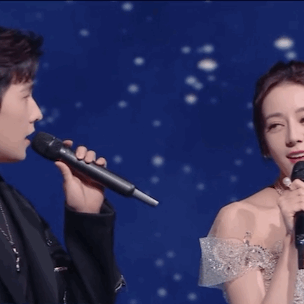 Ánh mắt "tình bể bình" giữa hai người khiến lời đồn "phim giả tình thật" lại được netizen truyền tay bàn tán. Ánh mắt "tình bể bình" giữa hai người khiến lời đồn "phim giả tình thật" lại được netizen truyền tay bàn tán.