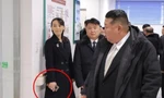 Em gái Chủ tịch Triều Tiên dùng điện thoại gập của Trung Quốc?