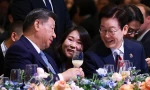Tổng thống Hàn Quốc nâng ly rượu gạo chào đón các quan khách dự APEC