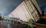 Hà Nội: Xe container bị đẩy xa hàng chục mét sau va chạm với tàu hỏa