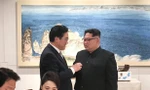 Chủ tịch Triều Tiên bắt tay Chủ tịch Quốc hội Hàn Quốc