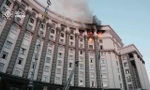Tòa nhà Chính phủ Ukraine bốc cháy sau cuộc không kích của Nga