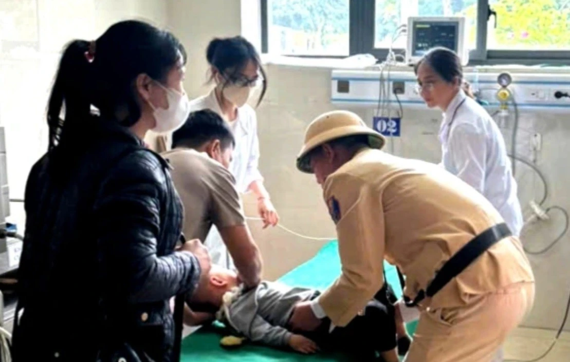 Cảnh sát giao thông Thanh Hóa hỗ trợ kịp thời đưa bé 3 tuổi sốt cao, co giật đi cấp cứu