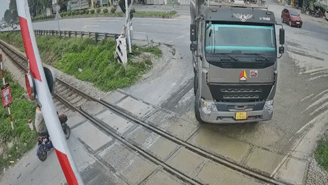 Tài xế xe tải cố vượt đường sắt lúc gác chắn đã hạ