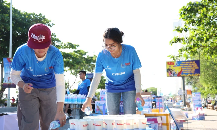 Khoảnh khắc đẹp của các 'biệt đội áo xanh' thầm lặng tiếp sức 12.000 runner tại phố biển Nha Trang 