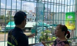 Sau vụ cháy khiến 8 người tử vong ở TPHCM: Cảnh sát đến tận chung cư vận động gỡ lồng sắt, tháo ‘chuồng cọp’