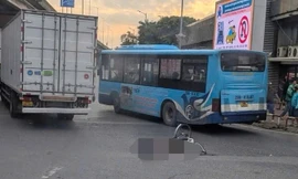 Nữ sinh lớp 9 ở Hà Nội va chạm với xe tải trên đường Ngọc Hồi dẫn đến cái kết thương tâm