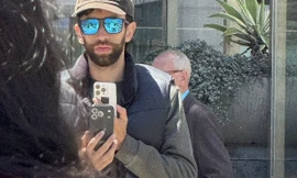 Thiết bị được cho là iPhone 17 Pro Max bất ngờ lộ diện trên đường phố ở Mỹ