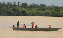 Người cha ngồi bên bờ sông mong tin con gái học lớp 11 mất tích sau giờ tan học