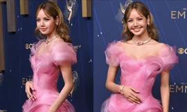 Clip Lisa tạo dáng với Glambot trên thảm đỏ Emmy 2025 có gì mà “viral”?