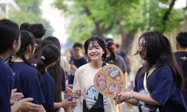 "Tân binh" THPT chuyên Ngoại ngữ từ bỡ ngỡ đến cháy hết mình tại ngày hội "10+"