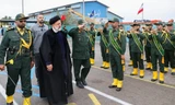 Hình ảnh cố Tổng thống Iran Ebrahim Raisi (thứ 3 từ trái) đến thăm căn cứ hải quân của Lực lượng Vệ binh Cách mạng Iran (IRGC) tại Bandar Abbas, miền nam Iran, được công bố vào ngày 2//2024. Ảnh: Văn phòng Tổng thống Iran.