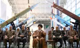 Lãnh đạo Tối cao Iran Ali Khamenei gặp gỡ các chỉ huy cấp cao của Lực lượng Vệ binh Cách mạng Hồi giáo. Ảnh: Reuters.