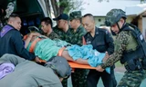 Một binh sĩ Thái Lan bị thương đang được sơ tán khỏi tỉnh Sisaket hôm 11/8/2025 sau cuộc đụng độ dọc biên giới Thái Lan-Campuchia. Ảnh: Getty Images.