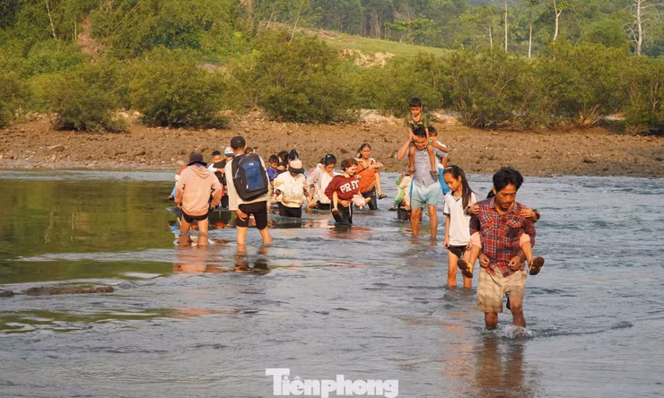 Cha mẹ liều mình cõng con lội sông dữ đến trường mỗi ngày