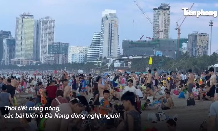 Nóng như đổ lửa, biển Đà Nẵng đông nghịt từ sáng đến tối