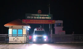 Lật tàu ở Hạ Long: Đưa thi thể 25 nạn nhân vào bờ