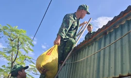 Bộ đội Biên phòng giúp dân chạy bão ở Quảng Ninh