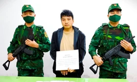 Quấn 8 kg bạc quanh đùi, nhét vào đế giày để nhập cảnh qua cửa khẩu