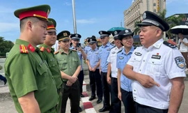 Bàn giao đối tượng truy nã đặc biệt nguy hiểm cho Công an Trung Quốc